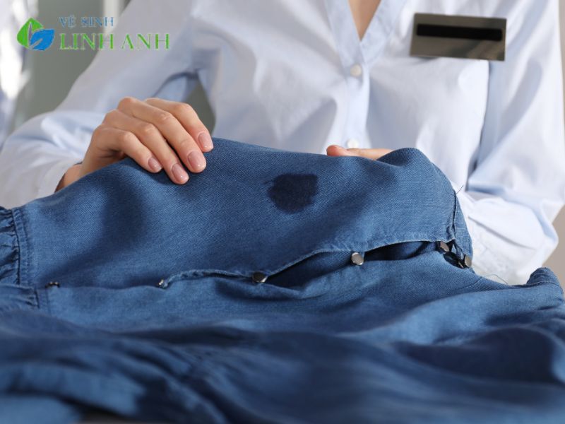 Cách giặt quần áo bị dính xăng dầu